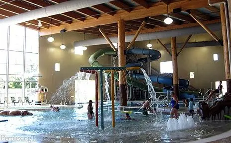 Currents pool pond with spray features