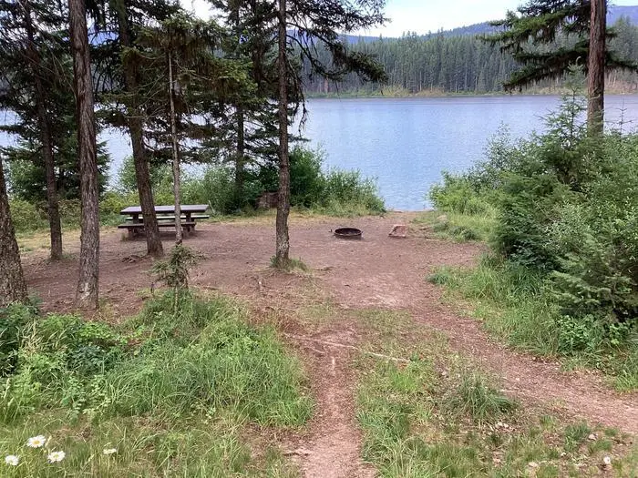 Photo of Lakeside Campground in the summertime.